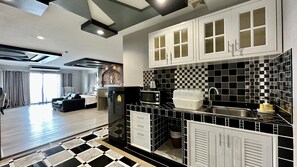 Executive Suite | Cozinha privada | Geladeira, micro-ondas, cafeteira/chaleira, chaleira elétrica