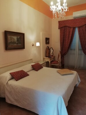 Ropa de cama hipoalergénica, escritorio y camas plegables/adicionales 