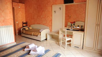 Chambre Triple | Literie hypoallergénique, bureau, lits pliants/supplémentaires