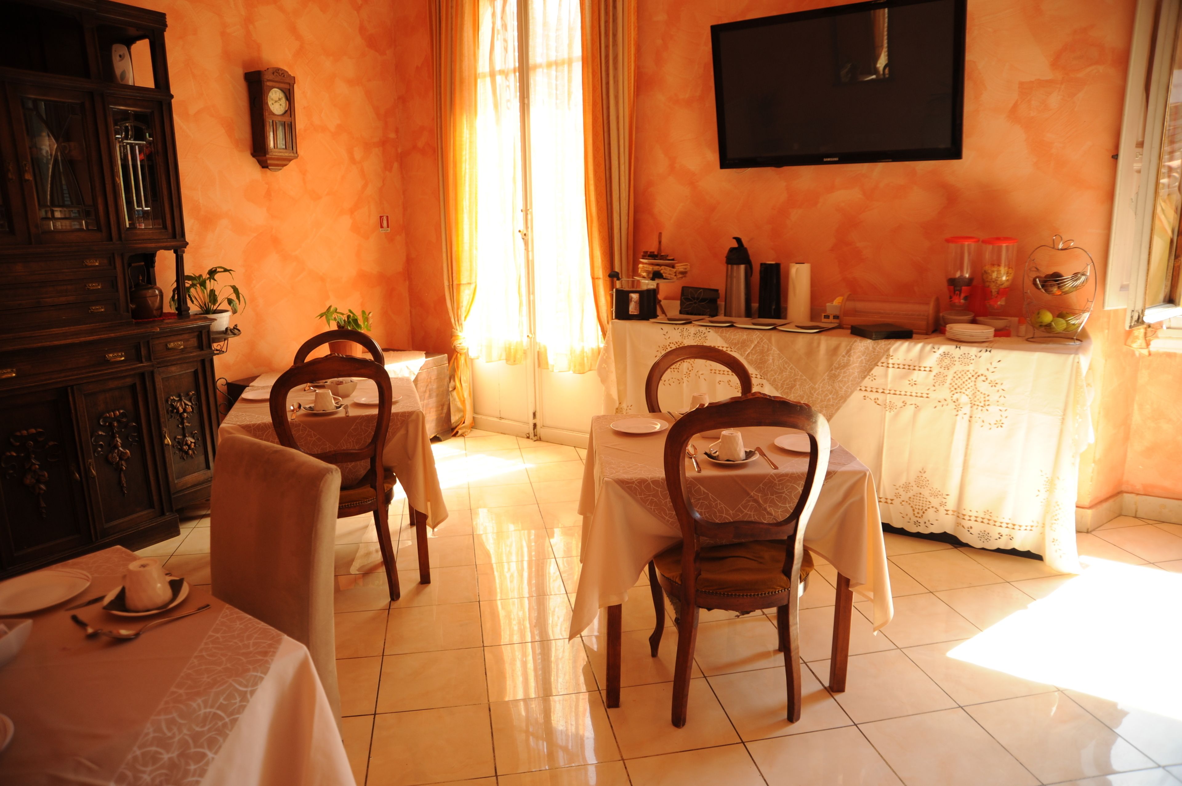 Daily continental breakfast (EUR 5 per person)