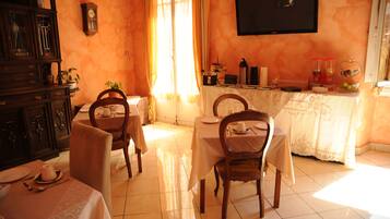 Daily continental breakfast (EUR 5 per person)