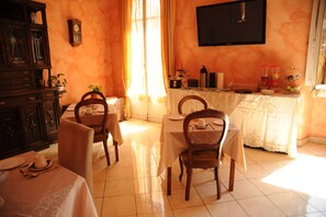 Dagelijks continentaal ontbijt (EUR 5 per persoon)