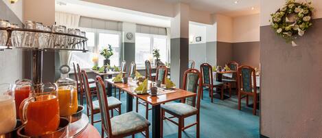 Buffet breakfast on weekdays (EUR 5 per person)