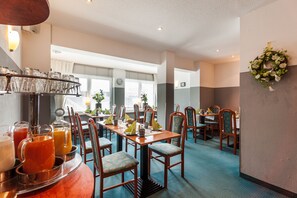 Buffet breakfast on weekdays (EUR 5 per person) - Residenz Hotel Eurostar (Düsseldorf)