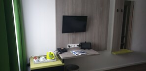 高级双人房, 1 张大床 | 起居区 | 26-英寸纯平电视(配备数码频道)、电视、平板电脑