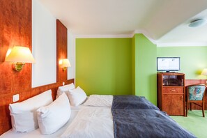 加厚床垫、客房内保险箱、办公桌、遮光窗帘