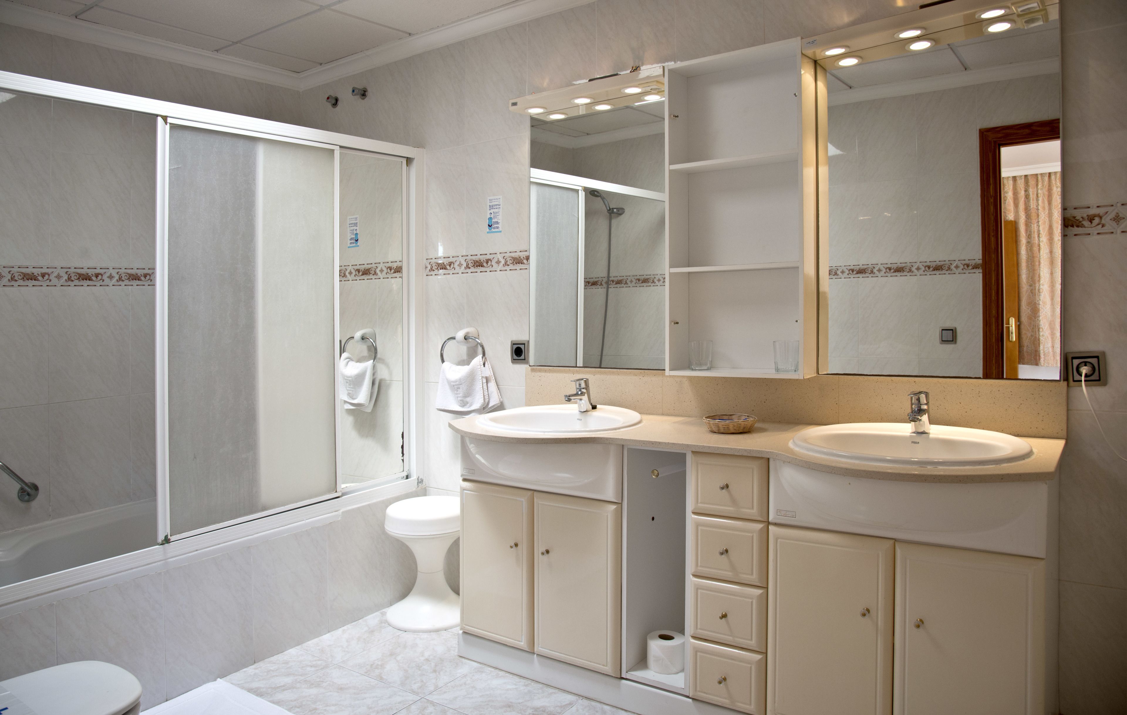 triple room | bathroom | free toiletries, hair dryer, towels