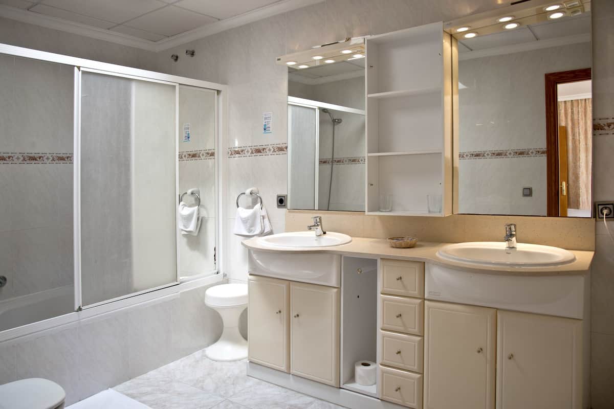 triple room | bathroom | free toiletries, hair dryer, towels