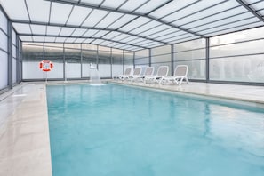 Innendørsbasseng,utendørsbasseng, bassengparasoller og solsenger