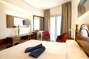 Minibar, safe på rommet, skrivebord og blendingsgardiner