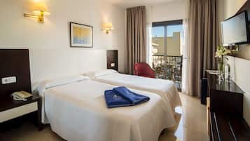 Minibar, caja fuerte, escritorio y cortinas opacas