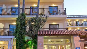 Vista frontal de la propiedad por la tarde o noche