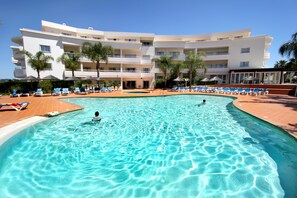 Outdoor pool, pool umbrellas, pool loungers - Vila Mós (Lagos)