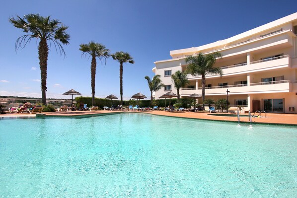 Outdoor pool, pool umbrellas, pool loungers - Vila Mós (Lagos)