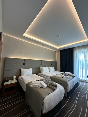 Premium Triple Room | 高档床上用品、迷你吧、客房内保险箱、办公桌