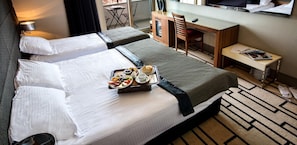 Deluxe Bosphorus Triple Balcony Room | 高級寢具、迷你吧、房內夾萬、書桌