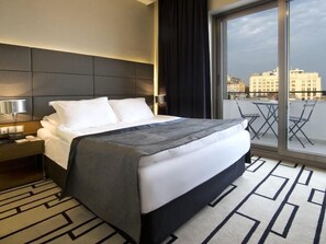 Premium Balcony Room | 高級寢具、迷你吧、房內夾萬、書桌