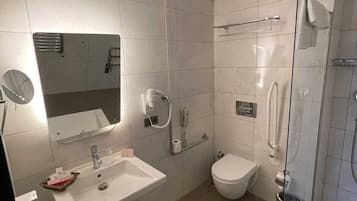 Economic Standard Room | Badezimmer | Dusche, Regendusche, Haartrockner, Hausschuhe