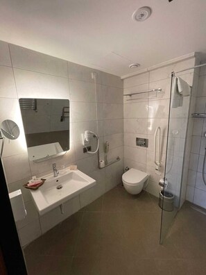 Economic Standard Room | Bathroom | Shower, rainfall showerhead, hair dryer, slippers - Cihangir Hotel Bosphorus  (Istanbul)