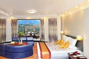 Suite ejecutiva, cocina básica | Minibar, caja fuerte, escritorio y sistema de insonorización