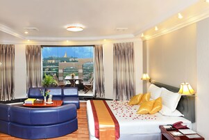 Minibar, caja de seguridad en la habitación y escritorio