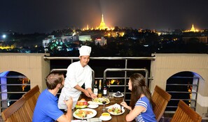 Suíte executiva, cozinha americana | Terraço/pátio
