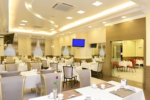 2 restaurantes, café da manhã, culinária asiática