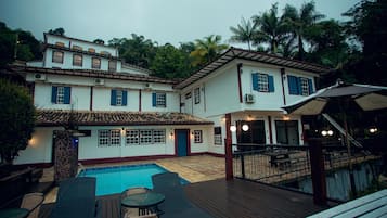 Piscina externa, funciona das 8h às 22h, guarda-sóis, espreguiçadeiras