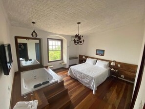 迷你吧、办公桌、免费婴儿床、免费 WiFi