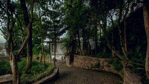 A stone pathway leading to a building with a sign that reads "Solar Dosa Bar." - Hotel Solar das Lajes (Ouro Preto)