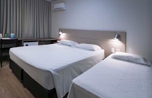 Standard Triple Room | Minibar, in-room safe, desk, blackout drapes - Hotel Valerim Itajaí (Itajai)