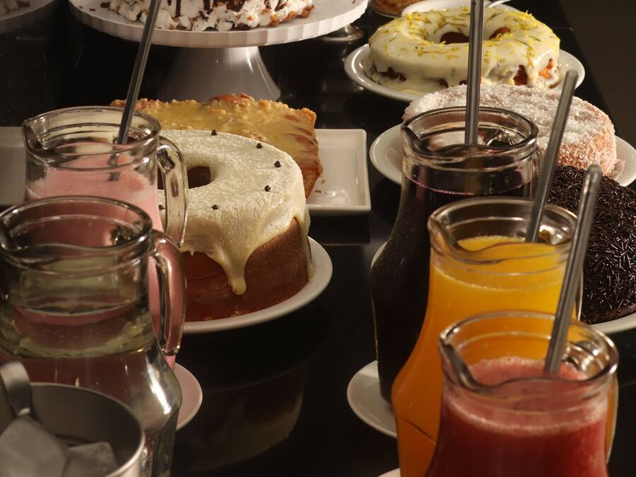 En buffet med forskellige desserter og drikkevarer.