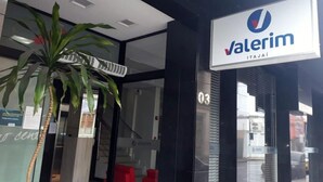 A storefront with a sign reading "Valerim ITAJAI" and a number "03" on the door. - Hotel Valerim Itajaí (Itajai)