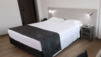 Minibar, caja de seguridad en la habitación y escritorio