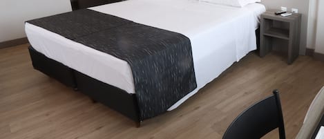 Bar mini, peti besi dalam bilik, meja, langsir/tirai gelap terus