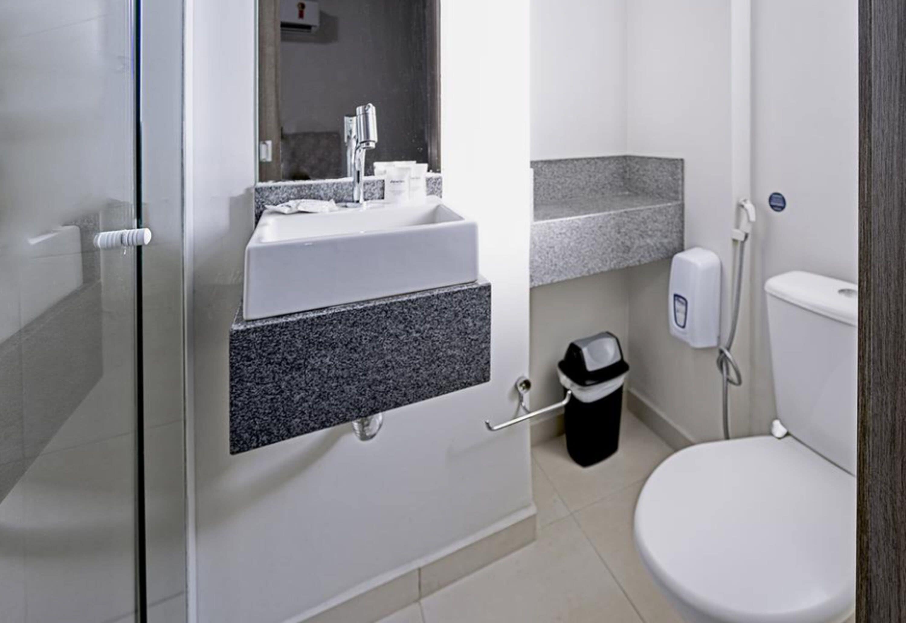 shower, rainfall showerhead, free toiletries, towels