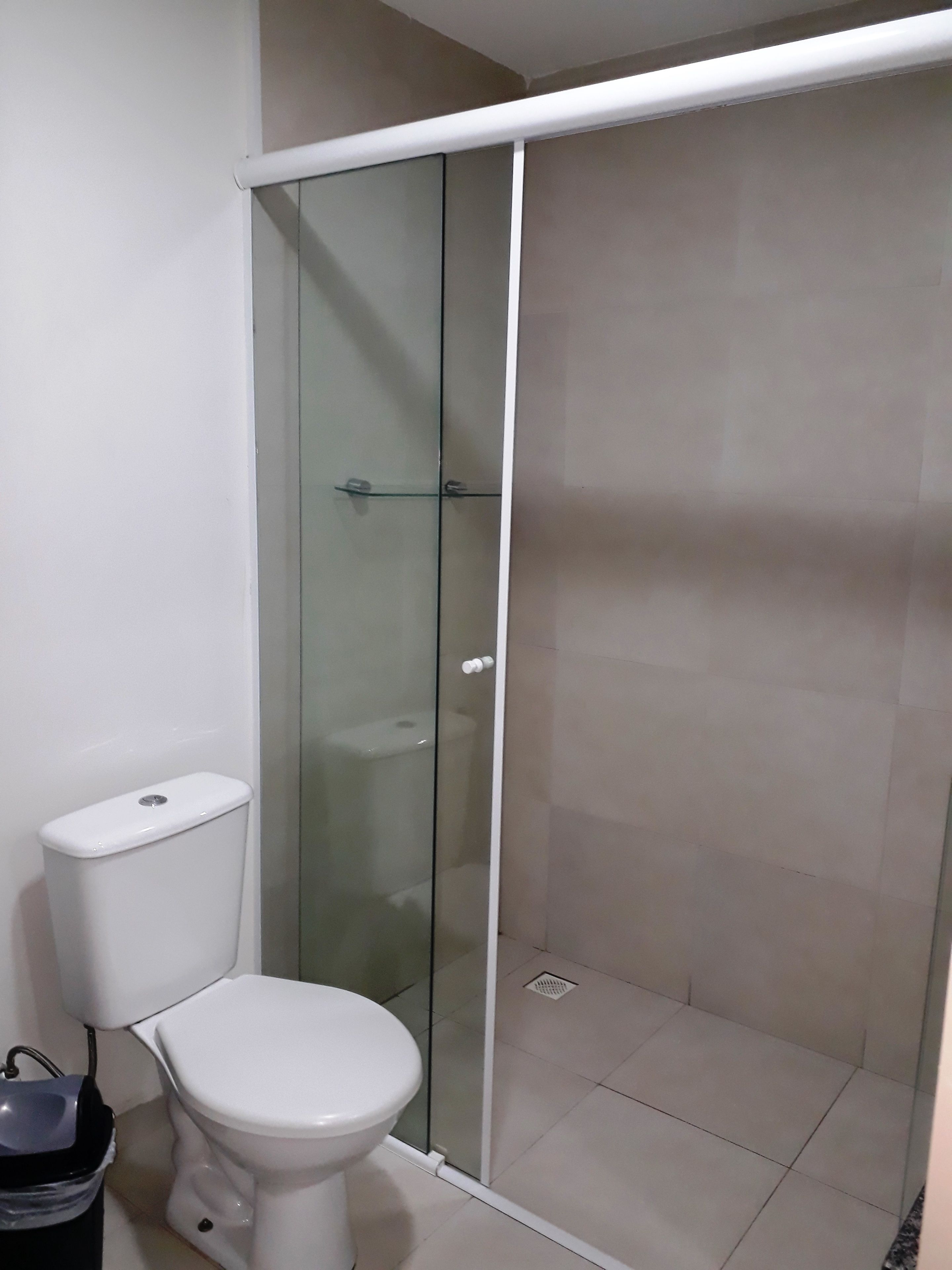 shower, rainfall showerhead, free toiletries, towels