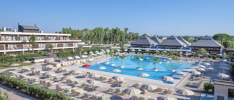 2 kolam renang outdoor, dengan payung kolam renang dan kursi berjemur