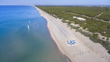 Private beach, free beach shuttle, sun-loungers, beach umbrellas
