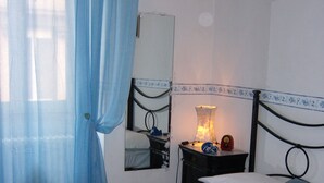 Single Room, Shared Bathroom - Night and Day (Rome)