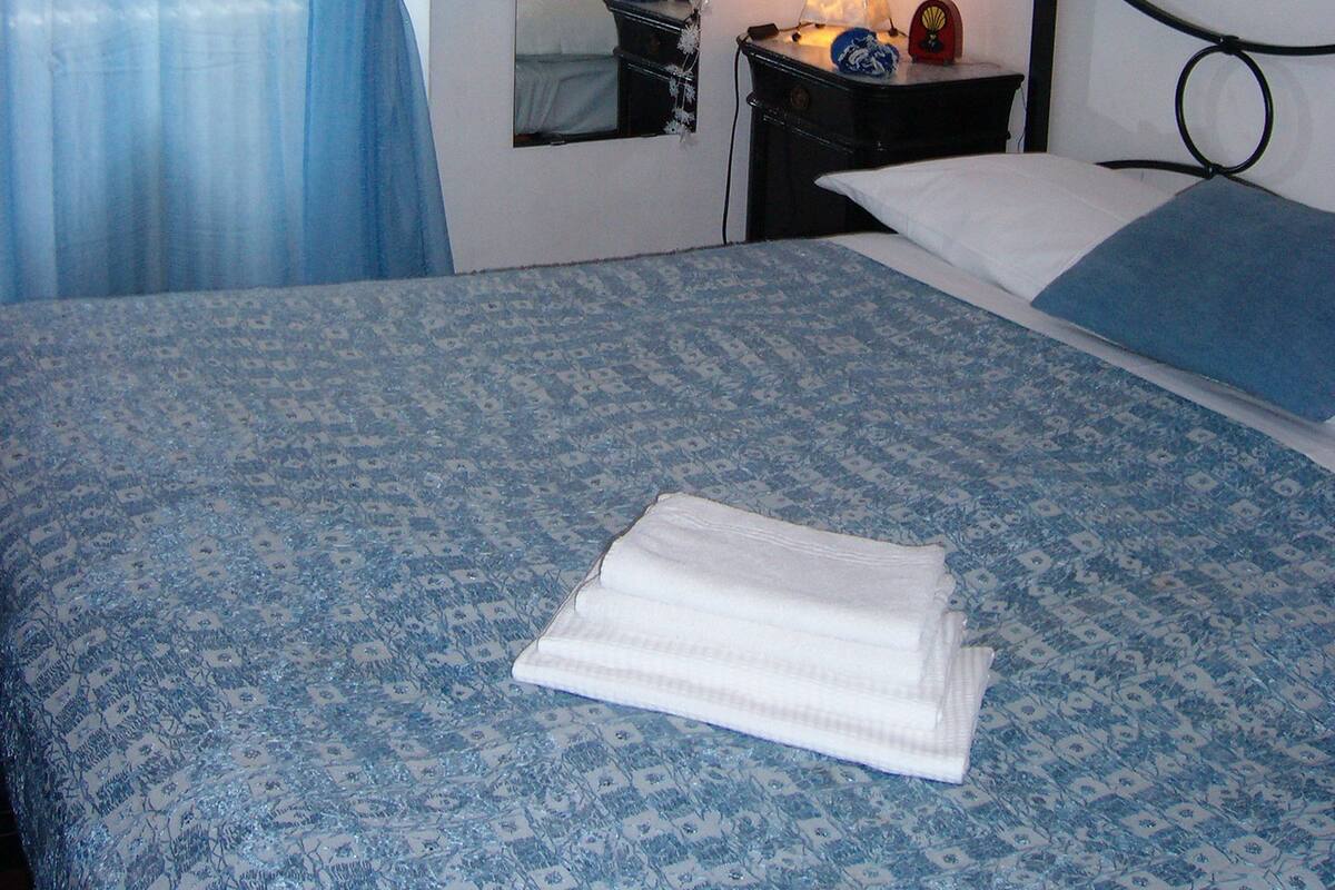 Single Room, Shared Bathroom | Tempur-Pedic beds, iron/ironing board (on request), cribs (free)