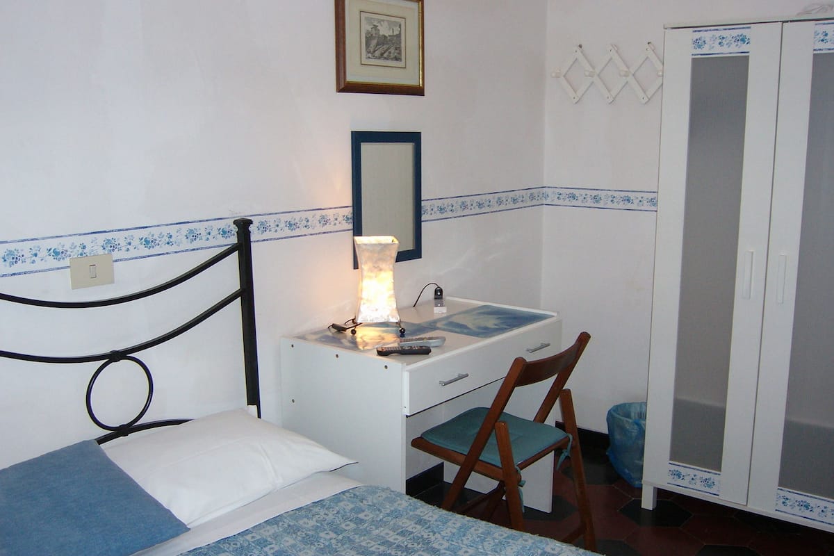 Twin Room, Shared Bathroom | Tempur-Pedic beds, iron/ironing board (on request), cribs (free)