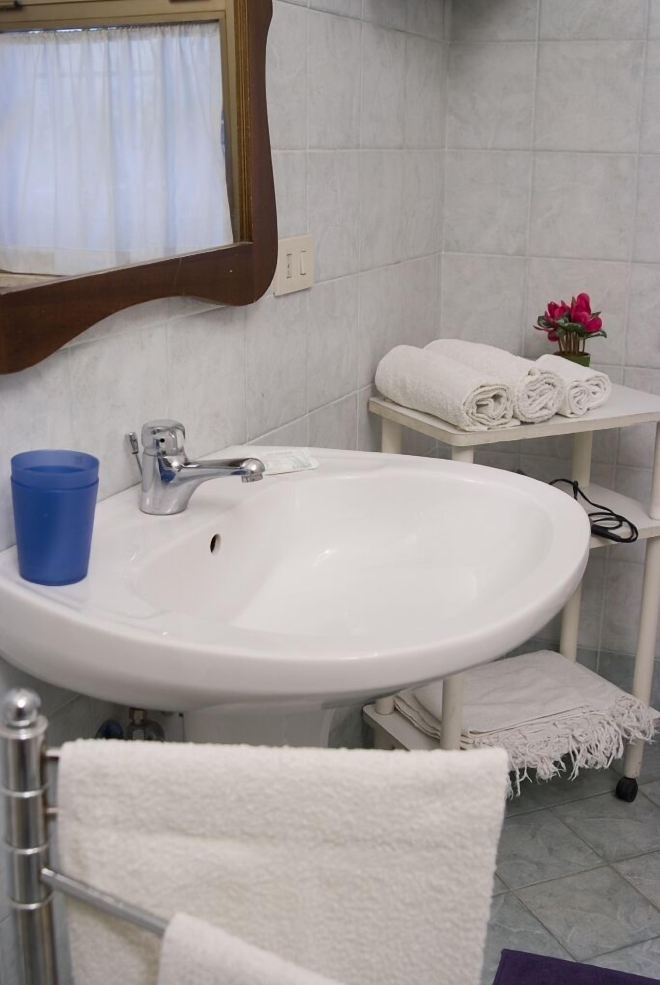 Bathroom sink