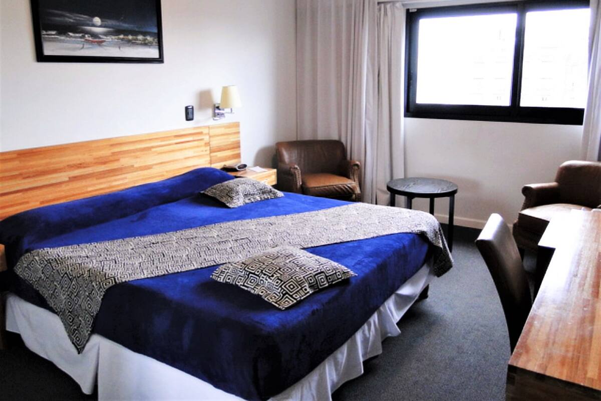 Senior Room, 1 Double Bed | In-room safe, desk, cribs (free), rollaway beds (surcharge)