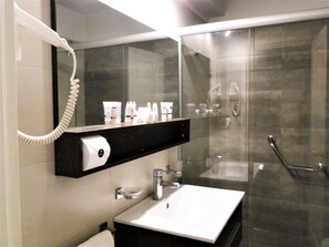 Habitación superior, 1 cama matrimonial | Baño | Amenidades de baño gratuitas, secadora de cabello, bidet, toallas 