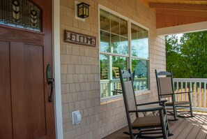 Laptop workspace, blackout drapes, soundproofing, iron/ironing board - Top Notch Inn (Gorham)