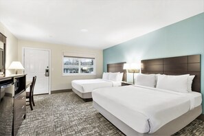 Laptop workspace, blackout curtains, soundproofing, iron/ironing board - Top Notch Inn (Gorham)