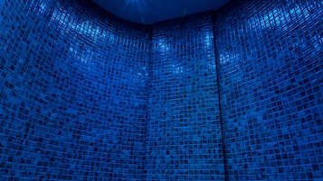 Sauna, hot tub, steam room, 1 treatment room, massages