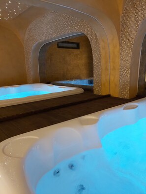 Sauna, bañera de hidromasaje, baño turco, 1 sala de tratamientos 