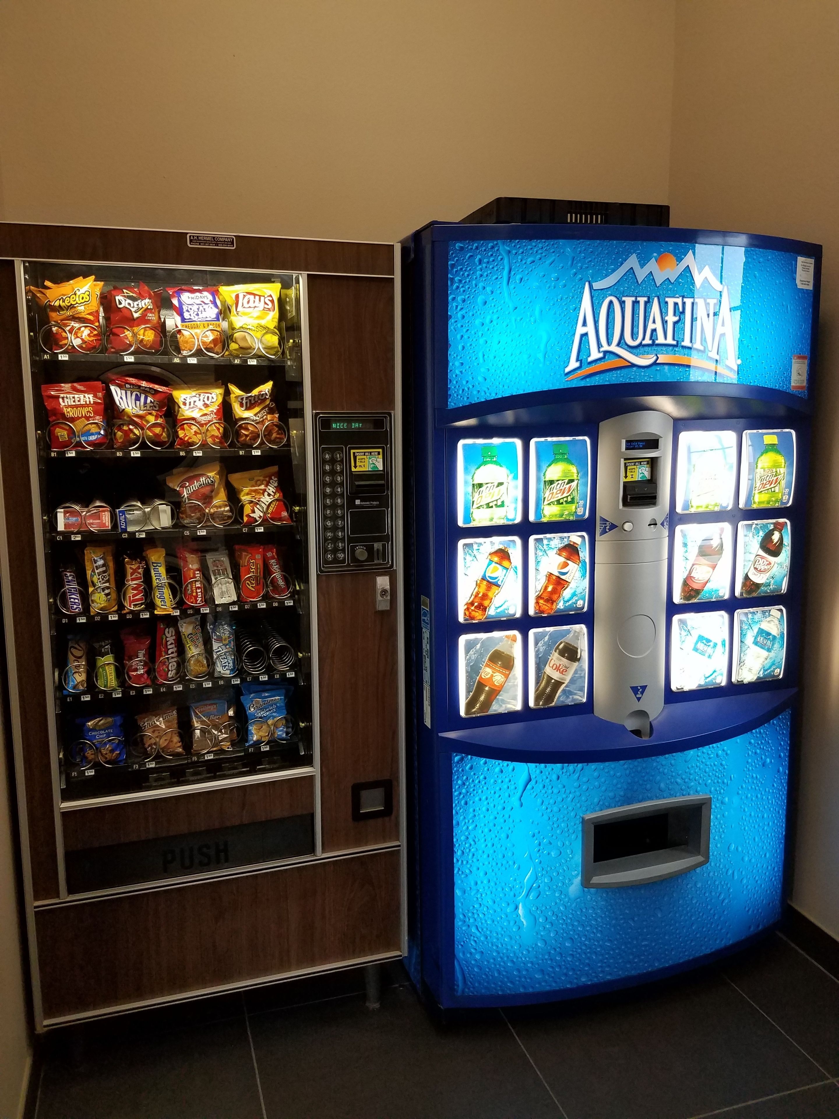 Un distributeur automatique de collations et une fontaine à eau.